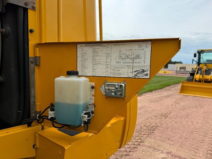 2005-deere-744j-image-40