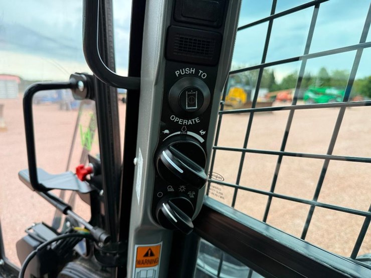 new-holland-c362-image-36