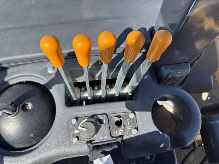 2021-deere-210l-image-41