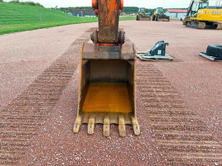 hitachi-zx225us-lc-image-33