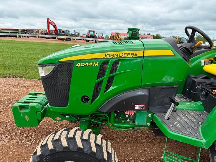 john-deere-4044m-image-14