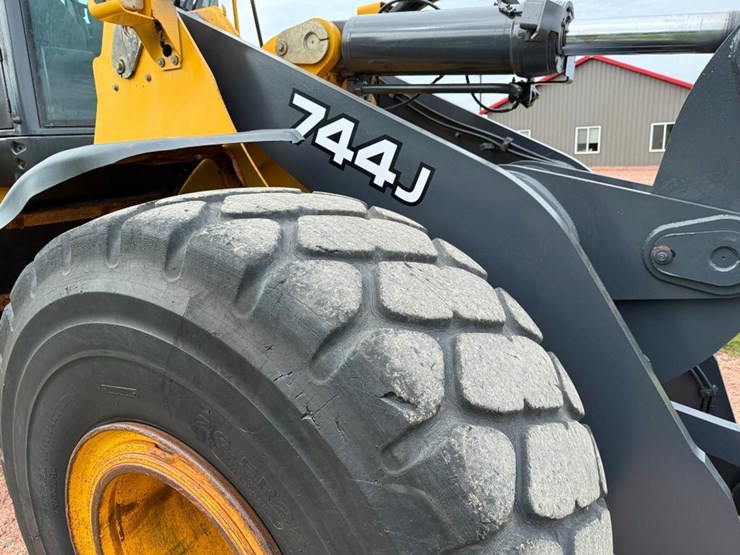 2005-deere-744j-image-9