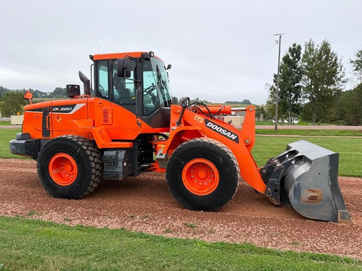 2017-doosan-dl250-5-image-3