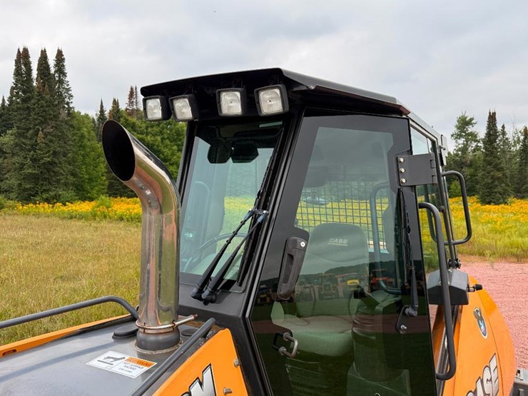 2014-case-2050m-xlt-image-63