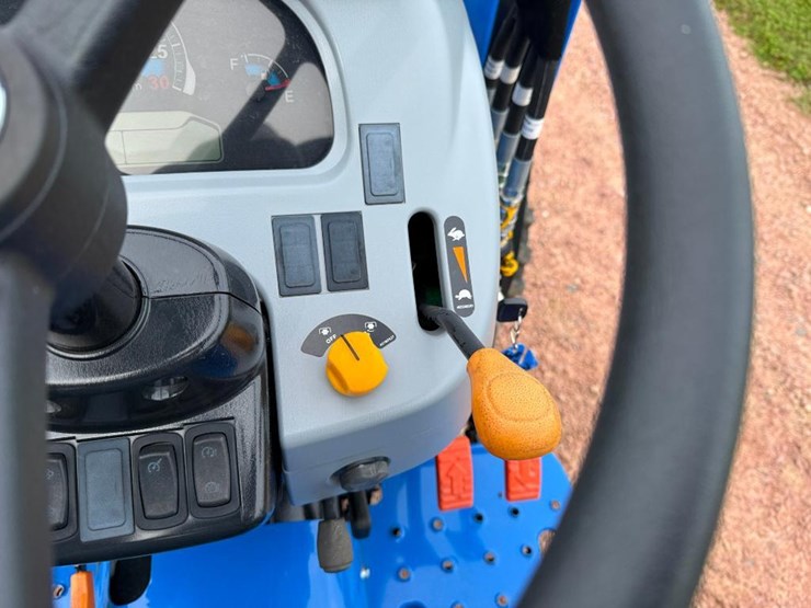 new-holland-workmaster-35-image-37
