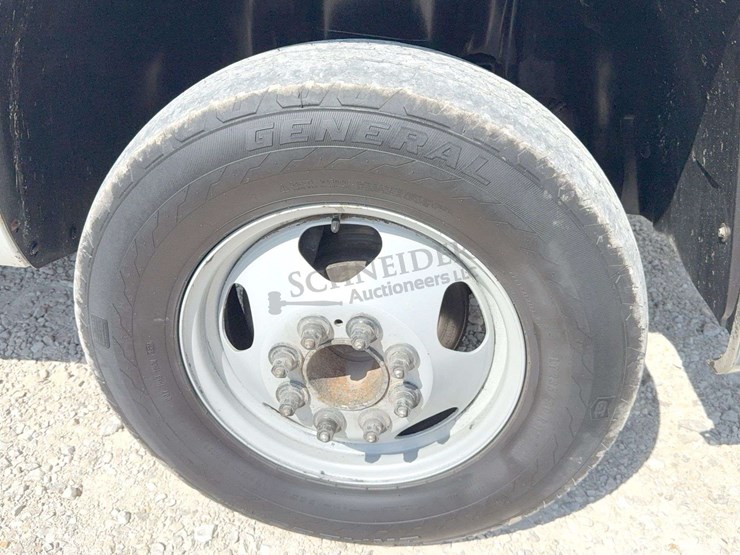 2009-chevrolet-3500-image-13