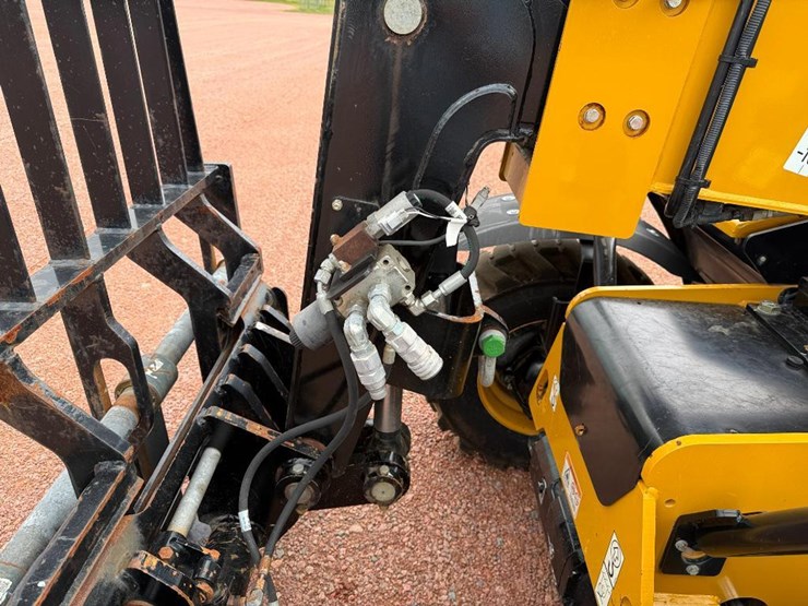 2021-caterpillar-th255c-image-21