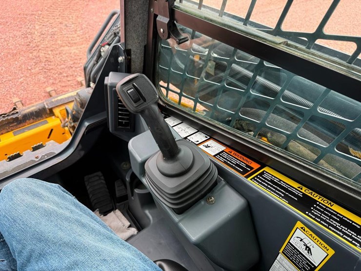 2020-deere-325g-image-35