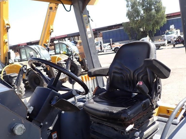2019-deere-210lep-image-24