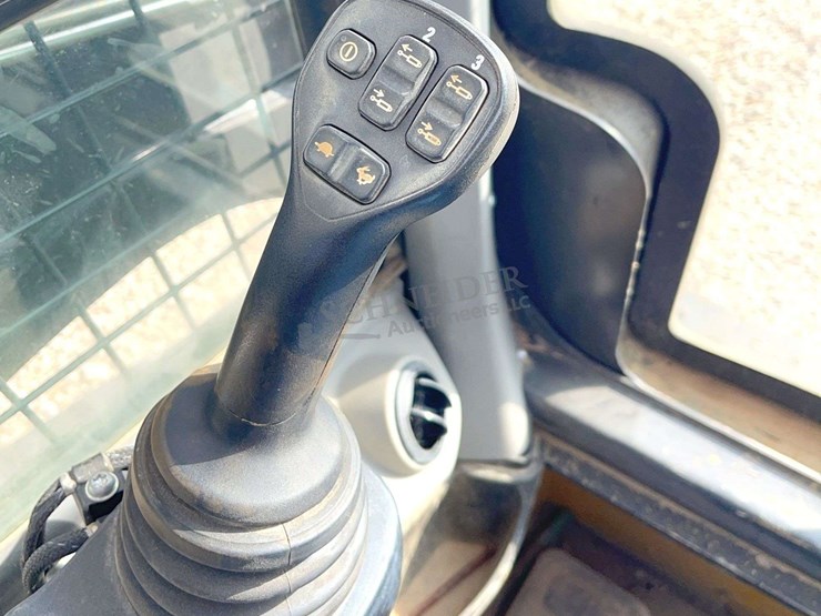 2021-new-holland-c327-image-33