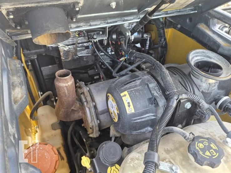 2024-deere-320g-image-15