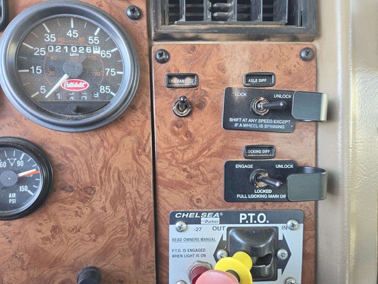 2006-peterbilt-335-image-54