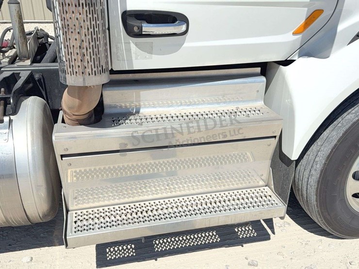 2018-peterbilt-579-image-17