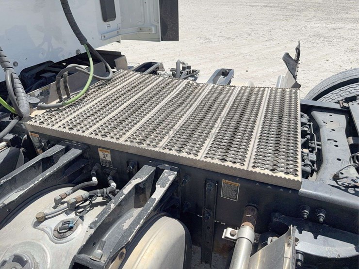 2020-peterbilt-579-image-42