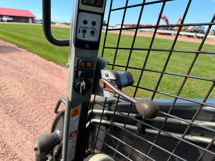 new-holland-c232-image-35