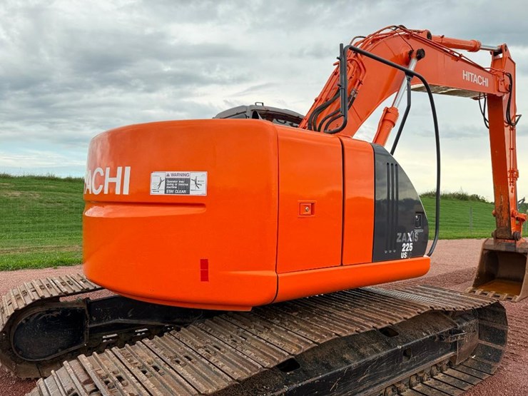 hitachi-zx225us-lc-image-22
