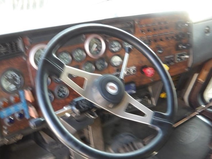1997-peterbilt-379-image-22