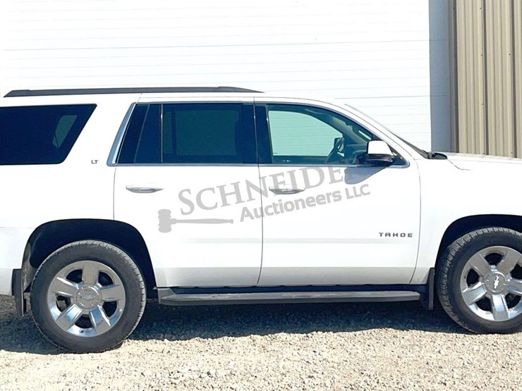 2016-chevrolet-tahoe-lt-image-3