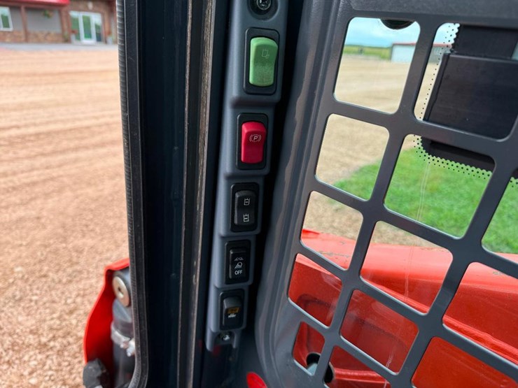 2023-kubota-ssv65-image-33