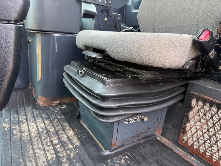 2005-deere-744j-image-46
