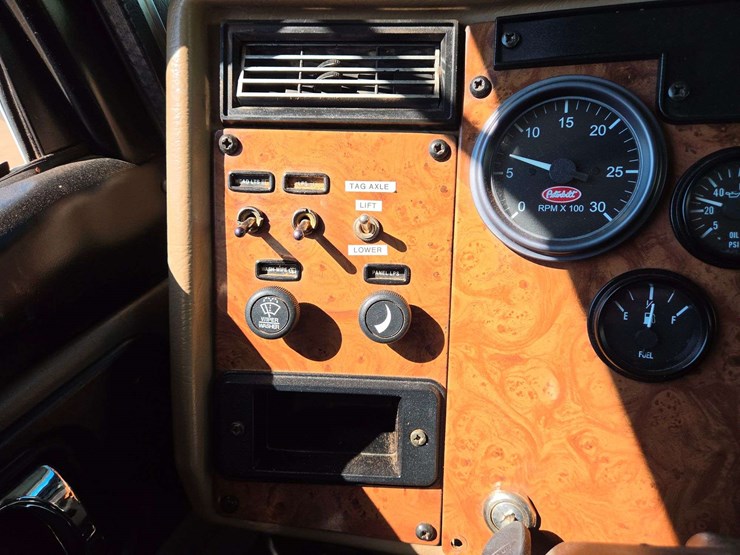 2006-peterbilt-335-image-53