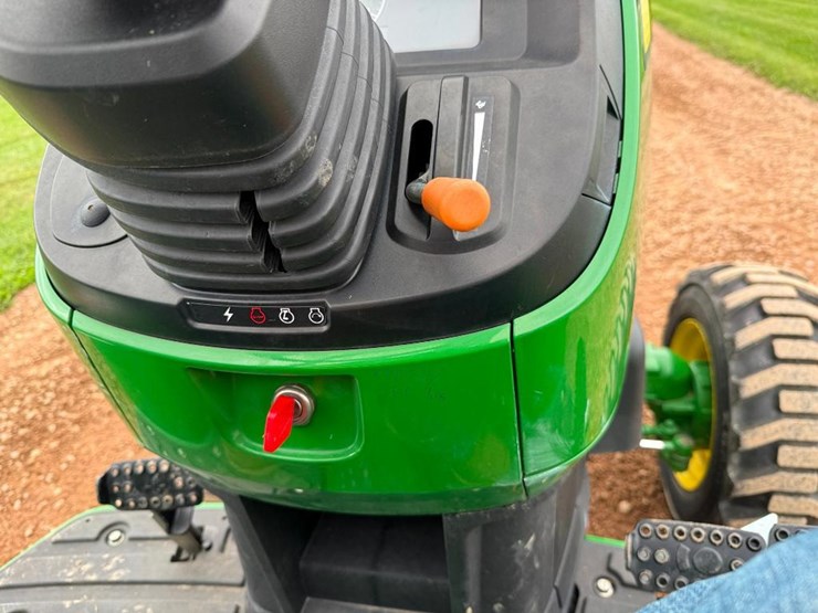 john-deere-4044m-image-40
