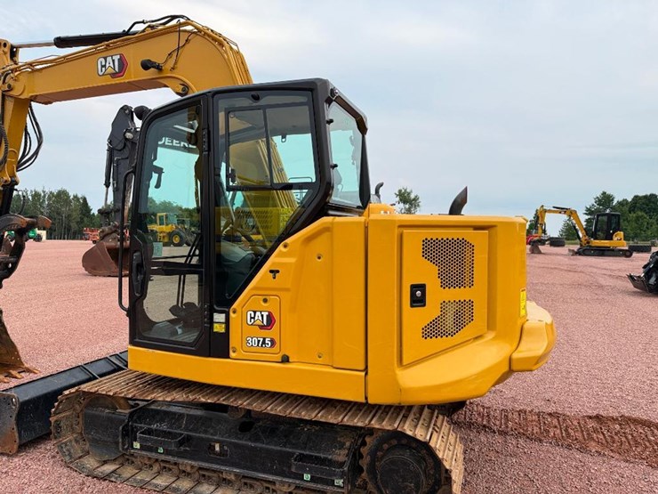 caterpillar-307.5-image-21