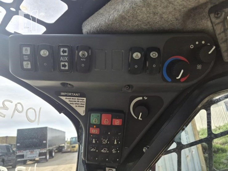 2024-deere-320g-image-14