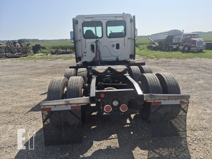 2013-freightliner-cascadia-125-image-9