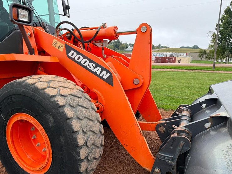 2017-doosan-dl250-5-image-35