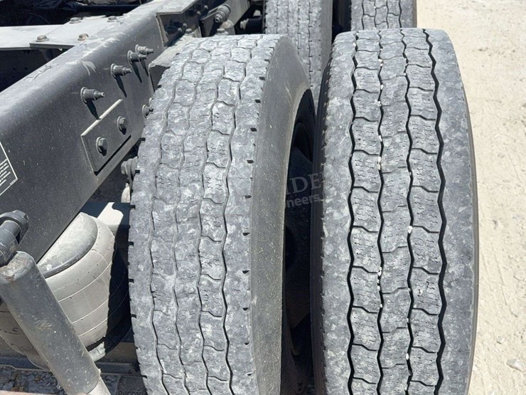 2018-peterbilt-579-image-30