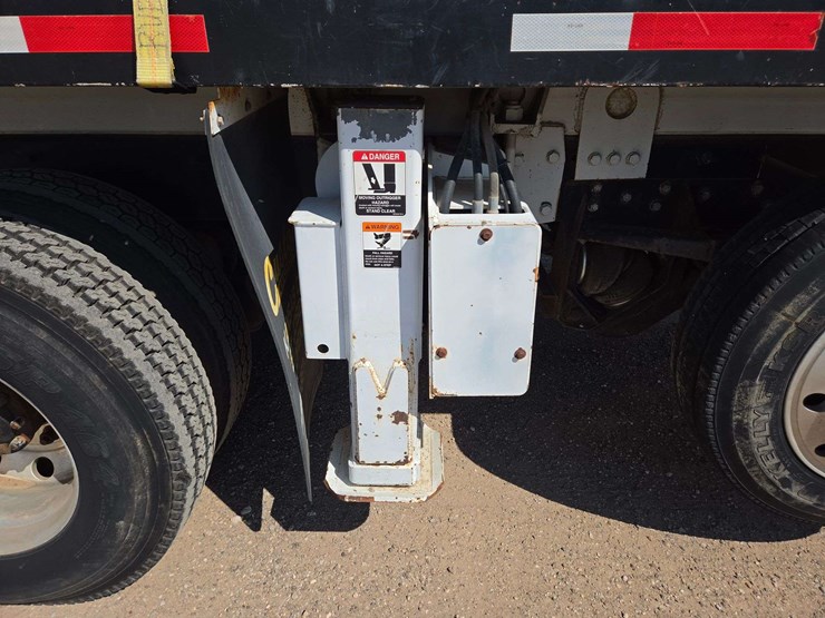 2006-peterbilt-335-image-33
