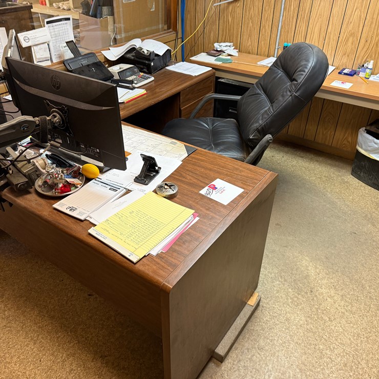 5’ x 5’ L-SHAPE WOOD DESK, (1) 5’x2’ TABLE,CHAIR, & (2) SMALL FILING CABINETS
