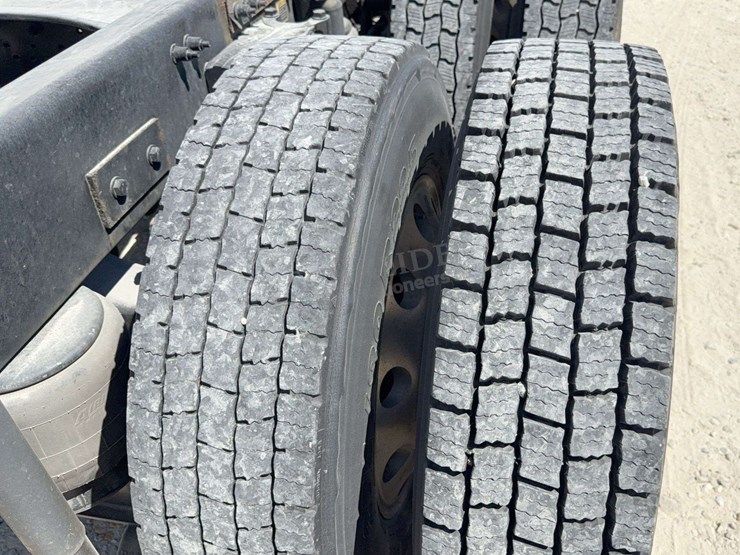 2020-peterbilt-579-image-31