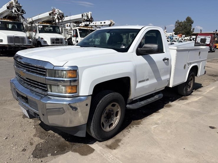 2015-chevrolet-2500-image-2