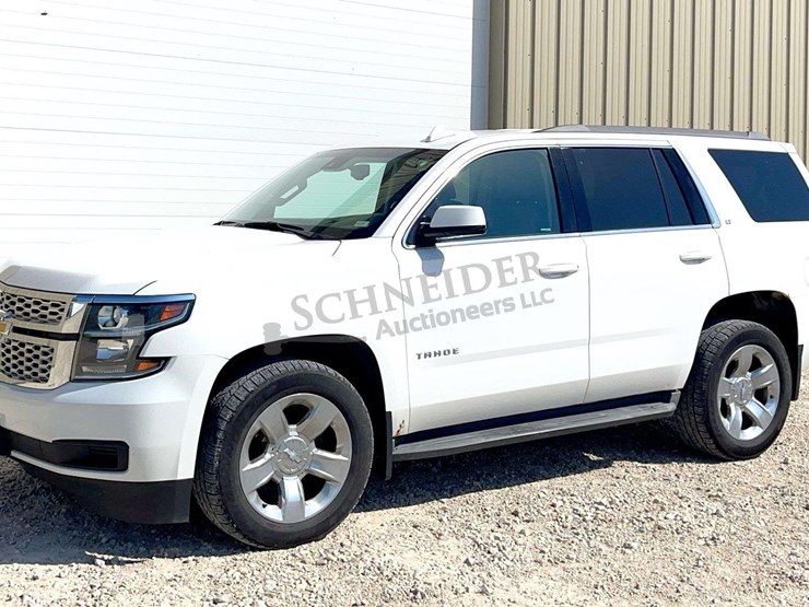 2016-chevrolet-tahoe-lt-image-2