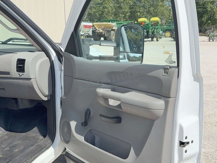 2009-chevrolet-3500-image-36
