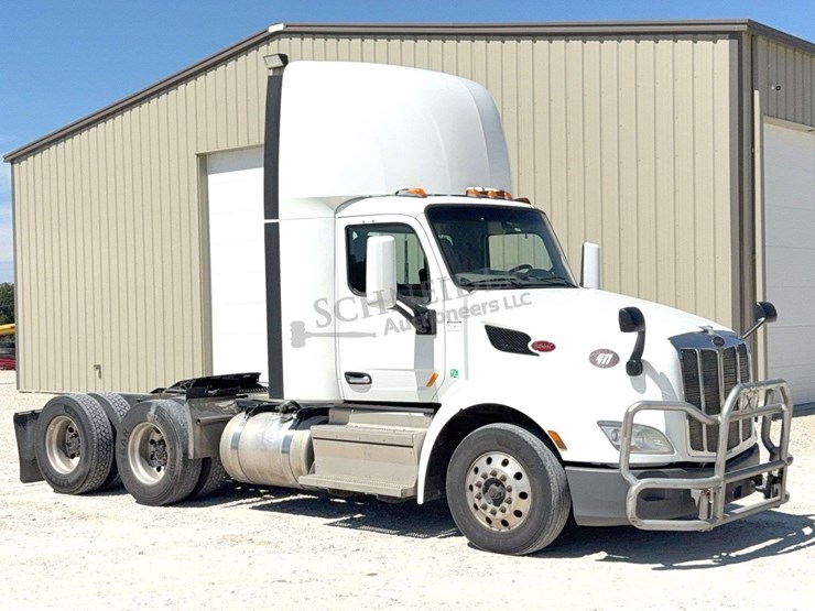 2020-peterbilt-579-image-1