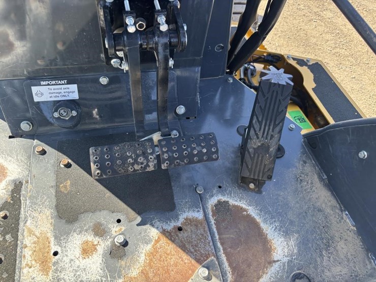 2021-deere-210l-image-44