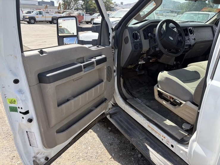 2008-ford-f550-image-23