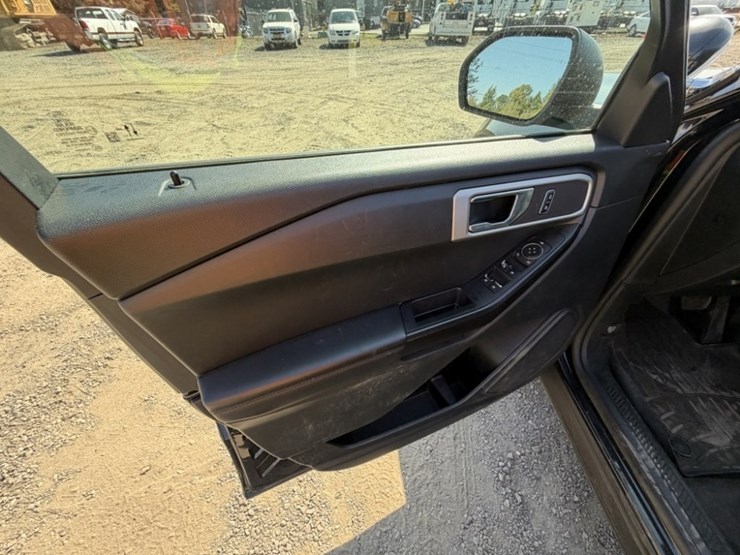 2021-ford-explorer-image-19