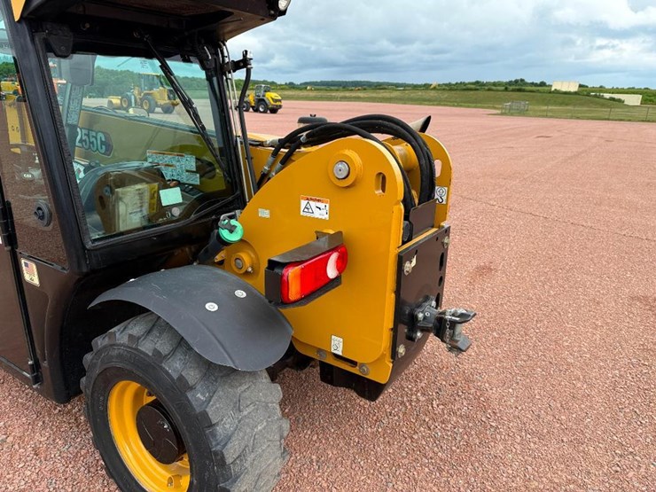 2021-caterpillar-th255c-image-27