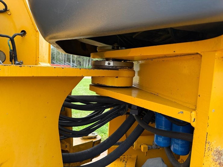 2005-deere-744j-image-24
