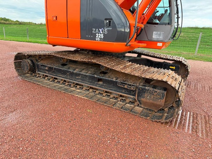 hitachi-zx225us-lc-image-14