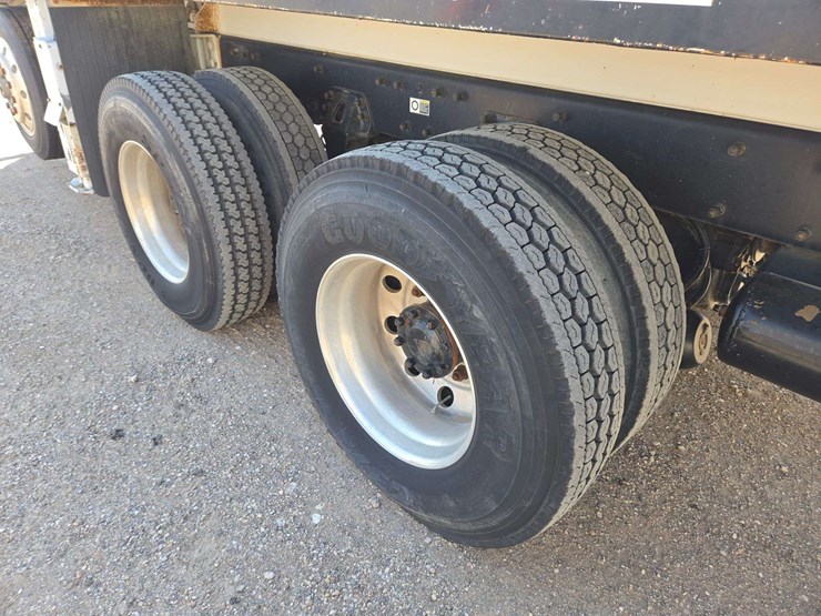 2006-peterbilt-335-image-41
