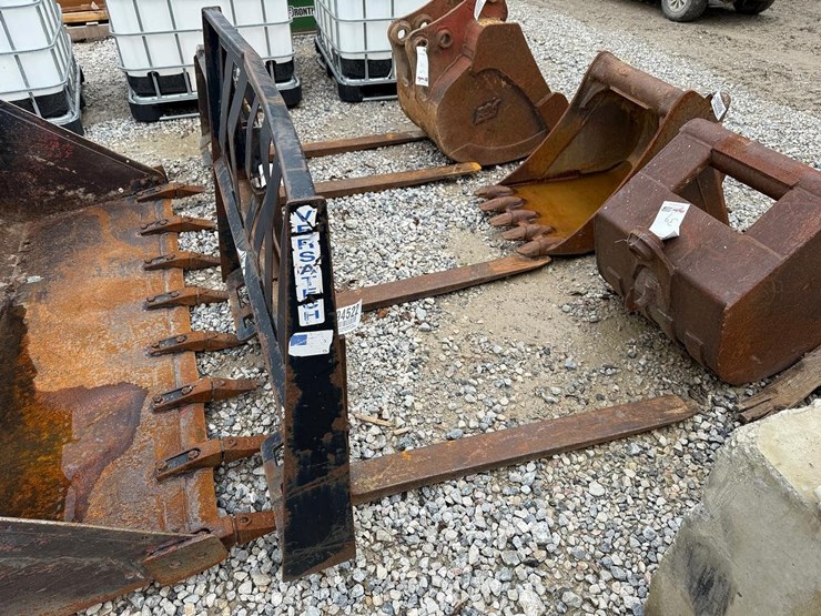 versatech-42"-skid-steer-pallet-fork-image-2