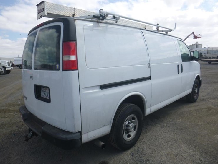 2015-chevrolet-express-2500-image-3