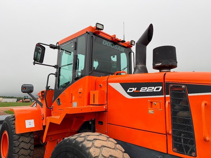 2017-doosan-dl250-5-image-14
