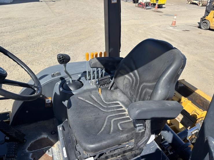 2021-deere-210l-image-33