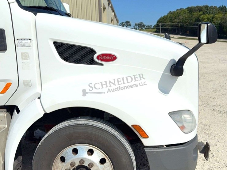 2020-peterbilt-579-image-12